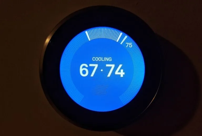 Smart thermostat set to cooling mode, helping reduce high AC electric bills, improve energy efficiency, and lower coolin